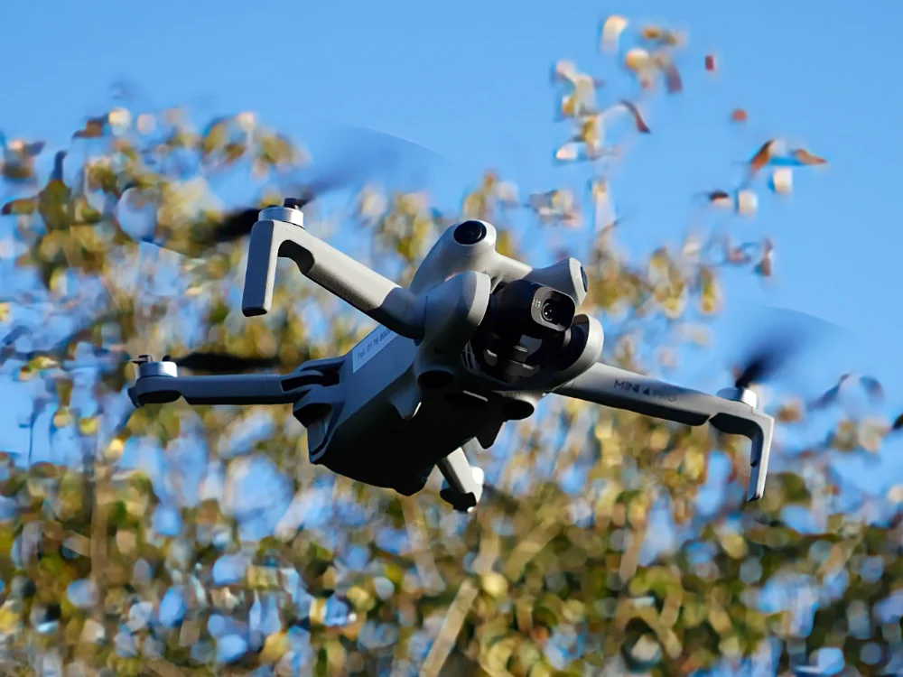 dji mini 4pro card webtrommel.de Webdesign Studio: DJI Mini 4 Pro Drohne im Flug – Luftaufnahmen für Websites und Marketing.